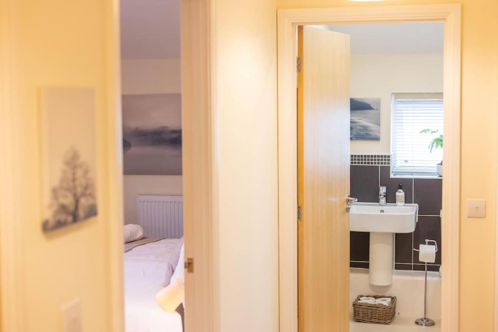 The Wellness Lodge- Gym, Table Tennis, Cinema, Parking And More! Bath Luaran gambar