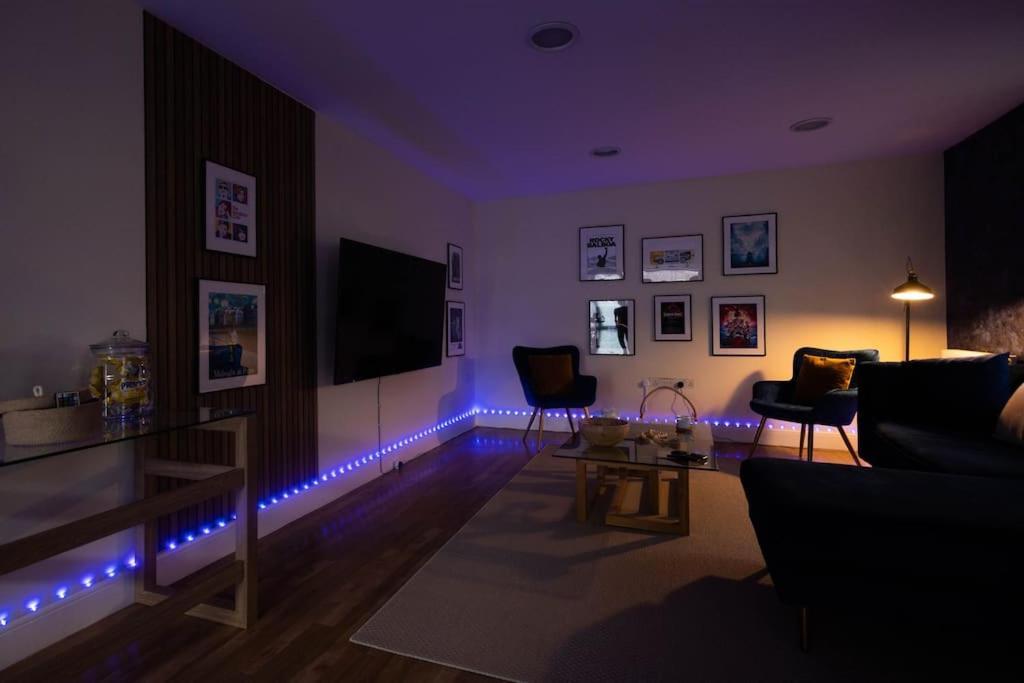The Wellness Lodge- Gym, Table Tennis, Cinema, Parking And More! Bath Luaran gambar