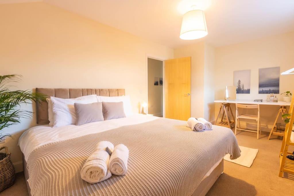 The Wellness Lodge- Gym, Table Tennis, Cinema, Parking And More! Bath Luaran gambar