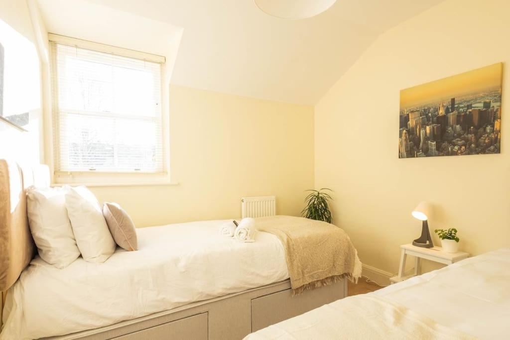 The Wellness Lodge- Gym, Table Tennis, Cinema, Parking And More! Bath Luaran gambar