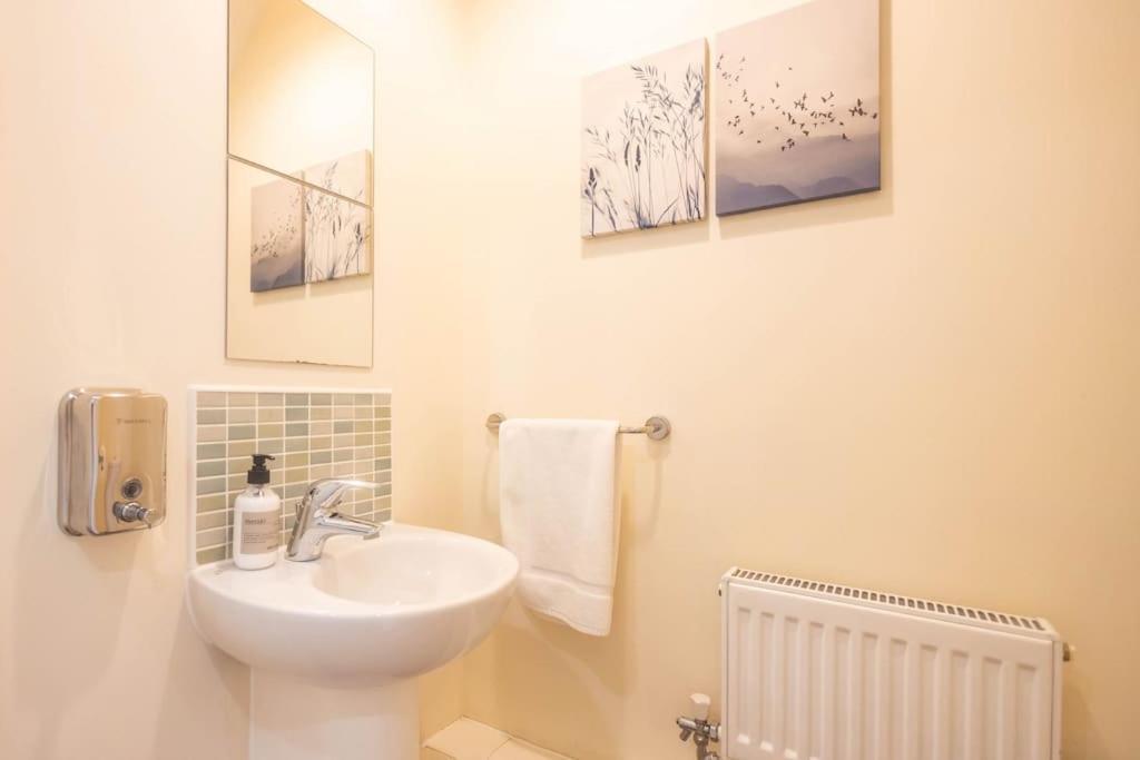 The Wellness Lodge- Gym, Table Tennis, Cinema, Parking And More! Bath Luaran gambar