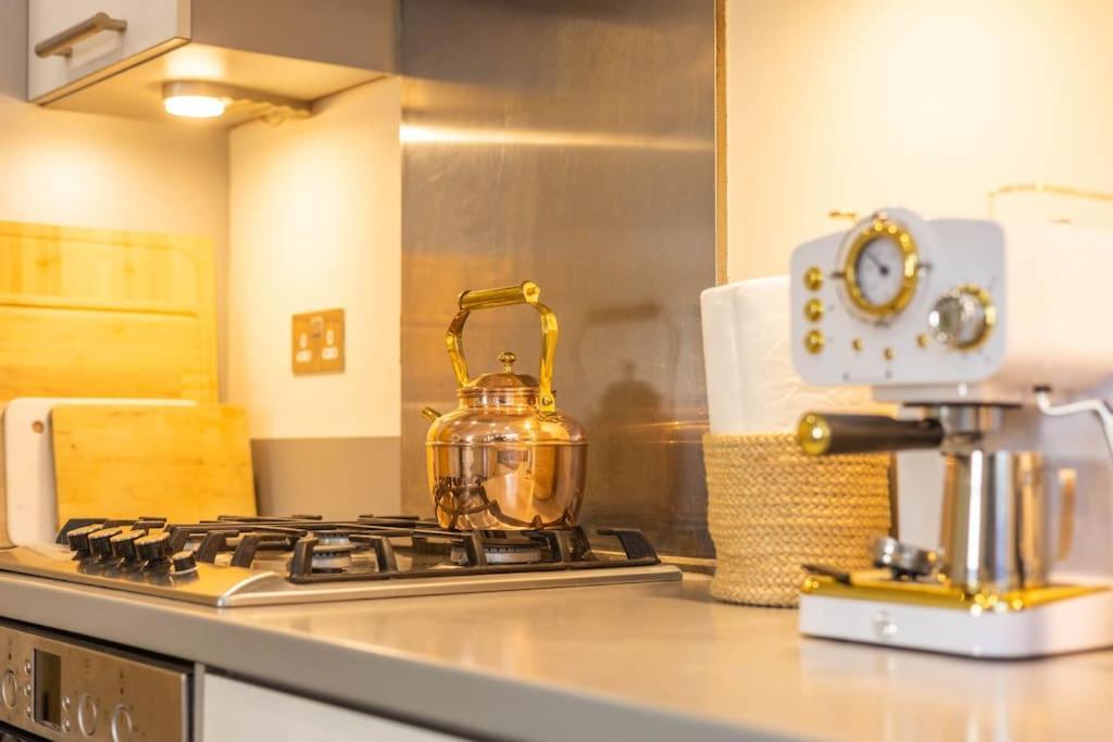 The Wellness Lodge- Gym, Table Tennis, Cinema, Parking And More! Bath Luaran gambar