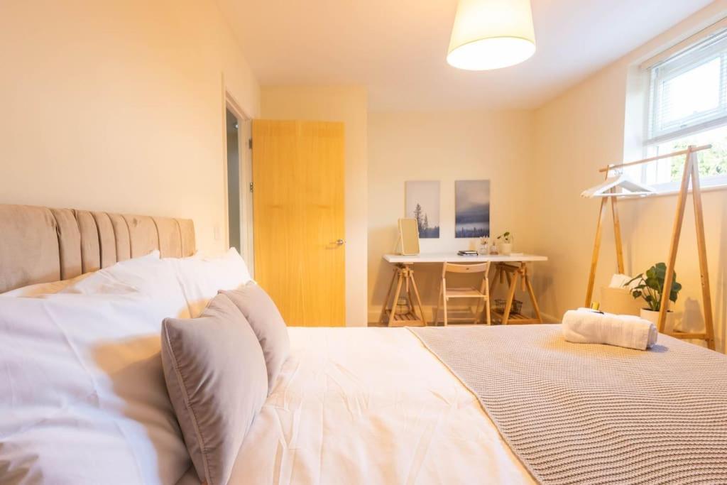 The Wellness Lodge- Gym, Table Tennis, Cinema, Parking And More! Bath Luaran gambar