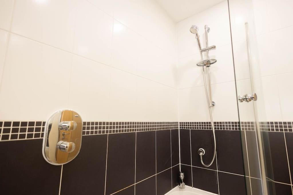 The Wellness Lodge- Gym, Table Tennis, Cinema, Parking And More! Bath Luaran gambar