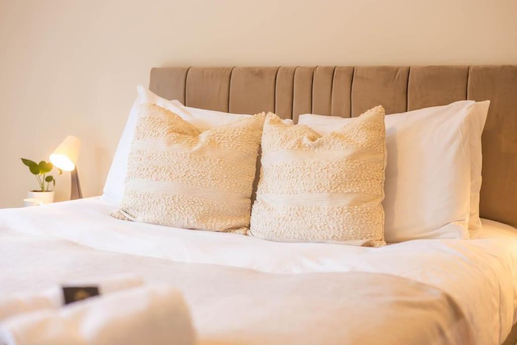 The Wellness Lodge- Gym, Table Tennis, Cinema, Parking And More! Bath Luaran gambar