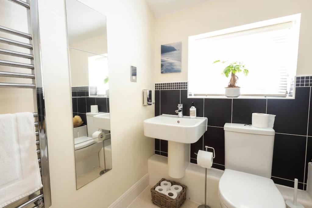 The Wellness Lodge- Gym, Table Tennis, Cinema, Parking And More! Bath Luaran gambar