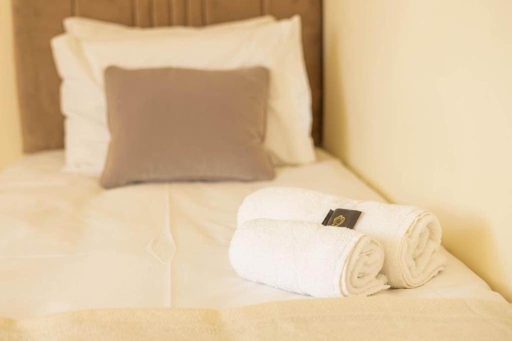 The Wellness Lodge- Gym, Table Tennis, Cinema, Parking And More! Bath Luaran gambar