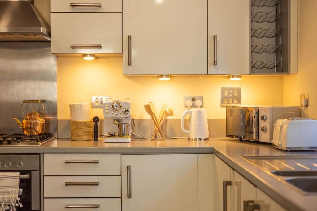 The Wellness Lodge- Gym, Table Tennis, Cinema, Parking And More! Bath Luaran gambar