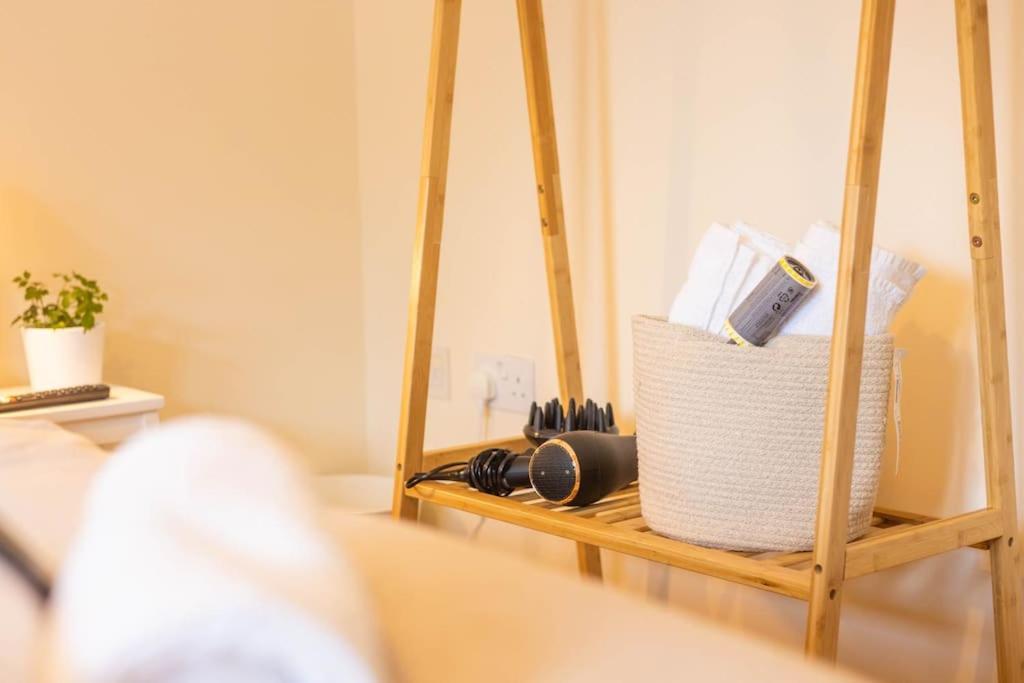 The Wellness Lodge- Gym, Table Tennis, Cinema, Parking And More! Bath Luaran gambar