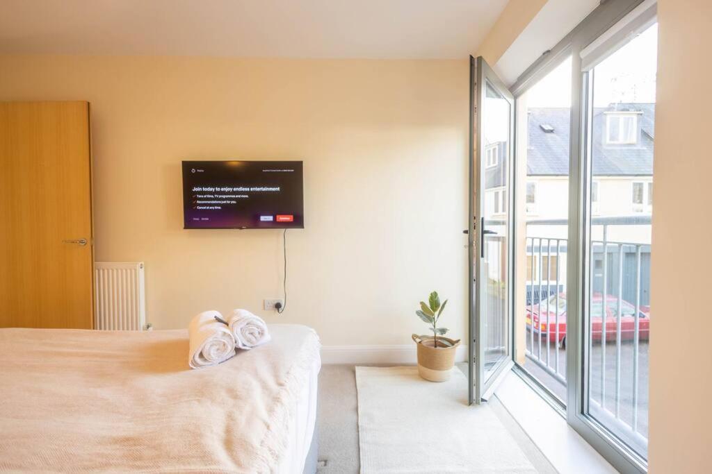 The Wellness Lodge- Gym, Table Tennis, Cinema, Parking And More! Bath Luaran gambar
