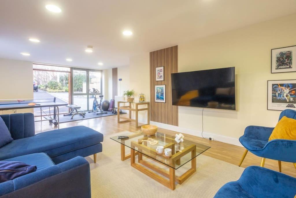 The Wellness Lodge- Gym, Table Tennis, Cinema, Parking And More! Bath Luaran gambar